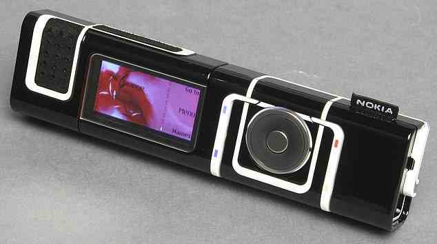 Das Nokia 7280 ist das achtwertvollste Retro-Telefon, das bei eBay verkauft wird, und hat einen Durchschnittspreis von 180,44 £.  Es war als „Lippenstift“-Telefon bekannt und hatte einen Spinner anstelle einer Tastatur