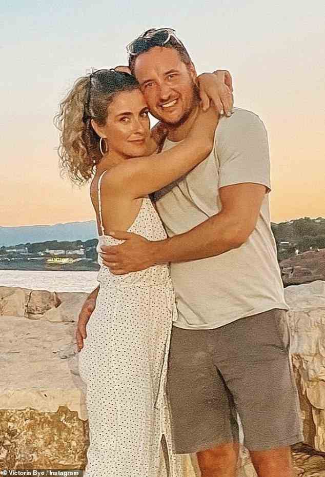 Geliebt: James Bye, 38, besteht darauf, dass der Strictly Come Dancing-Fluch nicht zwischen ihn und seine Frau Victoria kommen wird