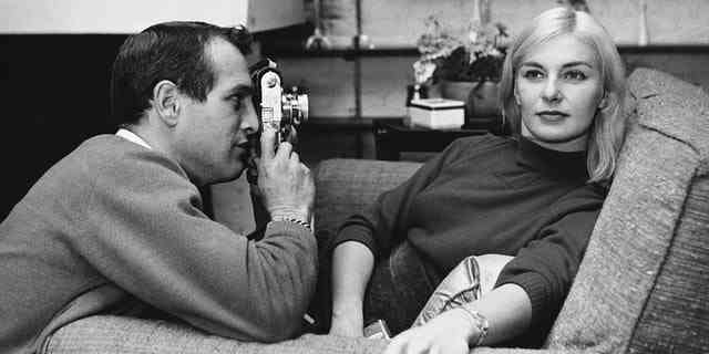 In seinen posthumen Memoiren "Paul Newman: Das außergewöhnliche Leben eines gewöhnlichen Mannes," Er dachte mit seiner Frau über sein Spielzimmer für Erwachsene nach.