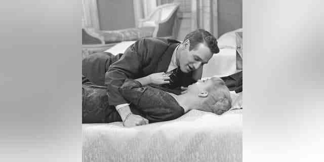 Die amerikanischen Schauspieler Paul Newman und Joanne Woodward teilen einen intimen Moment in einer Szene aus einer Episode von Playhouse 90 mit dem Titel 