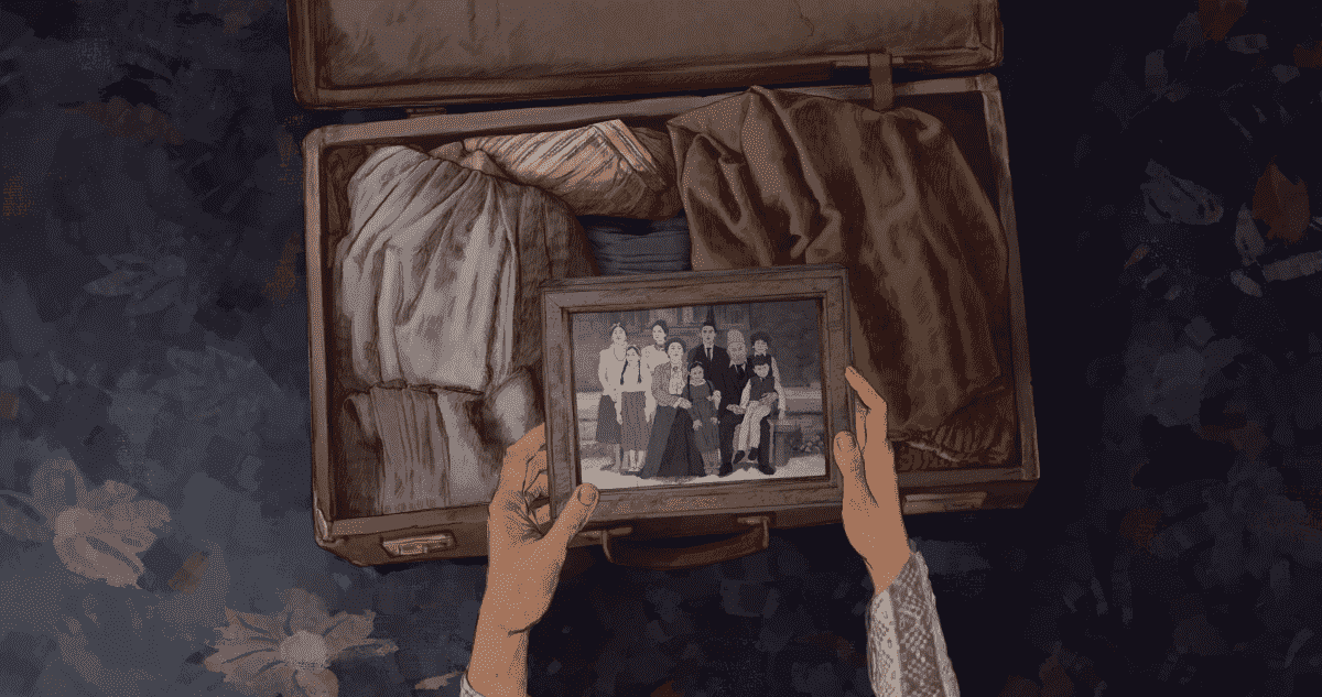 Hände halten ein gerahmtes Familienfoto über einem offenen Koffer