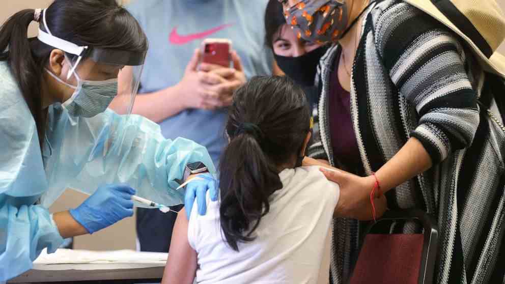FOTO: Ein Kind erhält die Grippeimpfung von einer Krankenschwester in einer kostenlosen Klinik, die am 14. Oktober 2020 in Lakewood, Kalifornien, in einer örtlichen Bibliothek abgehalten wird.