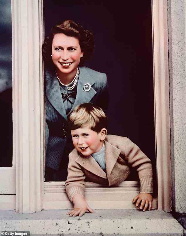 König Charles dankte den Gratulanten für ihre „großzügigen“ Beileidsbekundungen nach dem Tod der Königin in Karten, die ein süßes Foto von sich und seiner verstorbenen Mutter in Balmoral im Jahr 1952 enthielten, als er ungefähr vier Jahre alt war