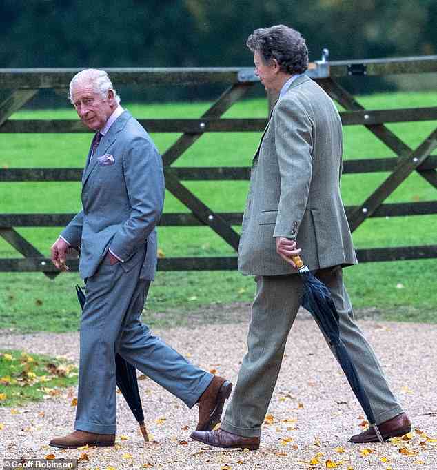 Der König machte einen Spaziergang durch Sandringham, Norfolk, nachdem er am Sonntagsgottesdienst teilgenommen hatte, für den er sein Sonntagskleid trug
