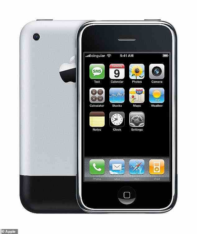 Das erste iPhone, inoffiziell als „iPhone 1“ oder „iPhone 2G“ bezeichnet, kam mit entweder 4, 8 oder 16 GB Speicher und einer 2-Megapixel-Kamera