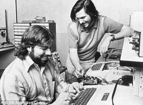 Der Weg des Unternehmens zum Gipfel der Technologiebranche war steinig, nachdem Jobs (Bild rechts im Jahr 1976) die Firma Mitte der 1980er Jahre verlassen hatte, nachdem sein Lieblingsprojekt, der erste Macintosh-Computer, Probleme hatte und er versuchte, ihn zu verdrängen Geschäftsführer John Sculley.  Wozniak ist links abgebildet  