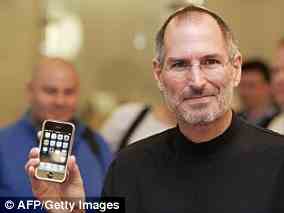 Der damalige Chief Executive Officer von Apple, Steve Jobs, mit dem iPhone