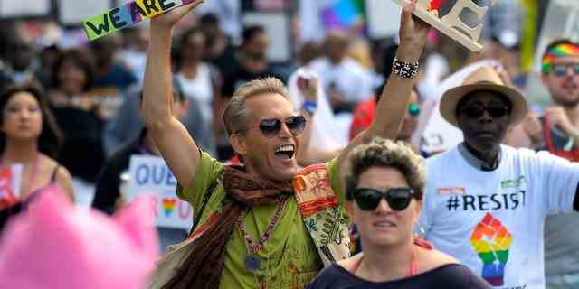 Demonstranten feiern während des Los Angeles LGBTQ #ResistMarch am Sonntag, den 11. Juni 2017, in West Hollywood, Kalifornien.