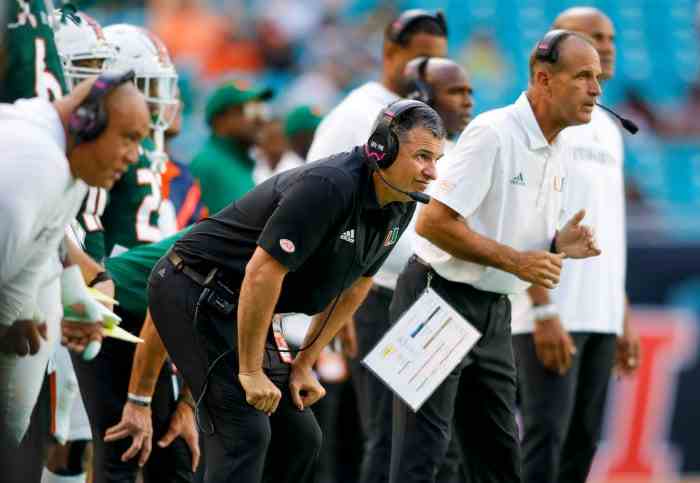 Miami Head Coach Mario Cristobal beugt sich mit den Händen auf den Knien vor