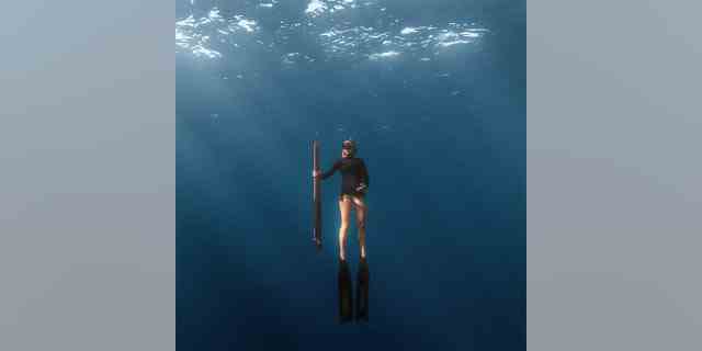 Julie Augustine, 40, entschied sich für ein Schwangerschafts-Shooting unter Wasser mit ihrem Stangenspeer, bevor sie ihre potenzielle Weltrekord-Schwarztrommel fing.