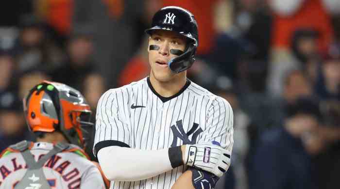 Yankees-Mittelfeldspieler Aaron Judge reagiert, nachdem er in Spiel 4 der ALCS 2022 zugeschlagen hat.