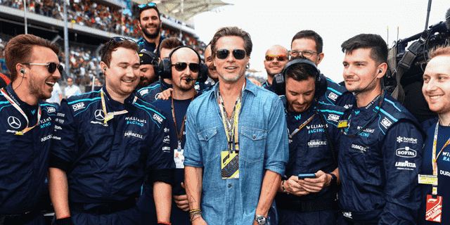 Brad Pitt wurde dabei gesehen, wie er sich mit Stefano Domenicali, CEO der Formel 1, Bobby Epstein, dem Vorsitzenden des Circuit of the Americas, und mehreren Teamchefs unterhielt, als sie über die Dreharbeiten für den Film zwischen den Rennwochenenden im nächsten Jahr sprachen.