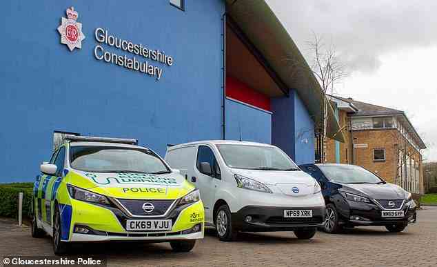 Die Polizei von Gloucestershire hat derzeit nach der Met das zweithöchste Volumen an Elektrofahrzeugen in ihrer Flotte.  Es hat 72 Nissan Leafs (links und rechts) und neun Nissan e-NV200 (Mitte)