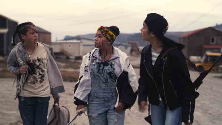 In einer Szene aus Slash/Back streiten sich drei Mädchen im Teenageralter, als sie eine Straße entlanggehen.