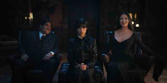 Luis Guzmán spielt Gomez Addams, Jenna Ortega als Wednesday Addams und Catherine Zeta-Jones als Morticia Adams in der kommenden Spin-off-Serie von Netlfix "Mittwoch."