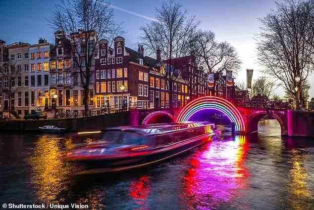 Schimmernde Stadt: Oben ist eine Installation über den Kanälen während des Amsterdam Light Festival zu sehen, das im Dezember in die Stadt zurückkehrt