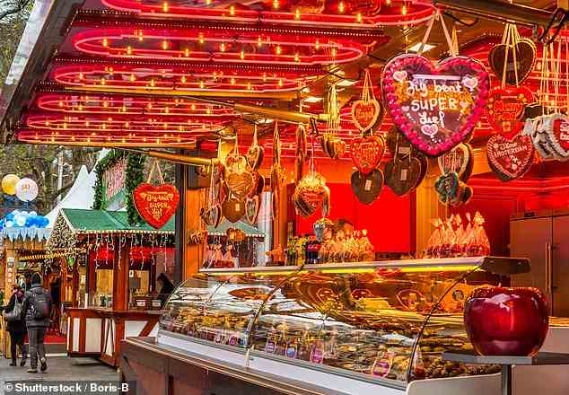 Wenn die Nächte hereinbrechen, sollten Besucher die Weihnachtsmärkte von Amsterdam besuchen.  Oben ist der festliche Markt auf dem Rembrandtplein-Platz der Stadt