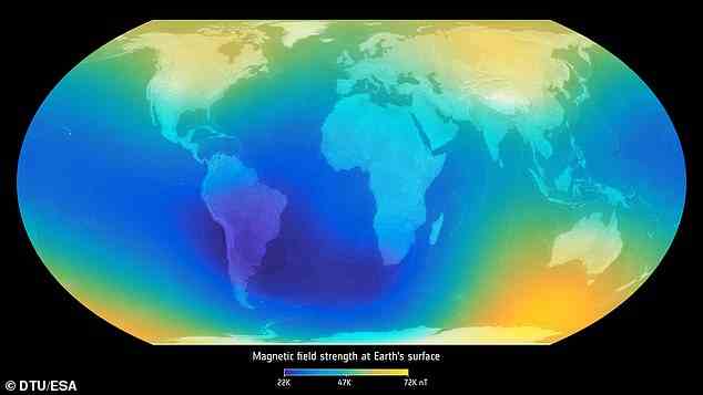 Das Magnetfeld der Erde wird größtenteils durch das überhitzte, wirbelnde flüssige Eisen erzeugt, das den äußeren Kern unseres Planeten 1.900 Meilen (3.000 km) unter unseren Füßen bildet.  Im Bild: Stärke des Magnetfelds an der Erdoberfläche