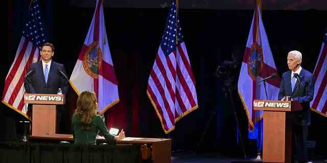 Ron DeSantis, Gouverneur von Florida, und Charlie Crist, demokratischer Gouverneurskandidat für Florida, während der Gouverneursdebatte von Florida in Fort Pierce, Florida, USA, am Montag, den 24. Oktober 2022.
