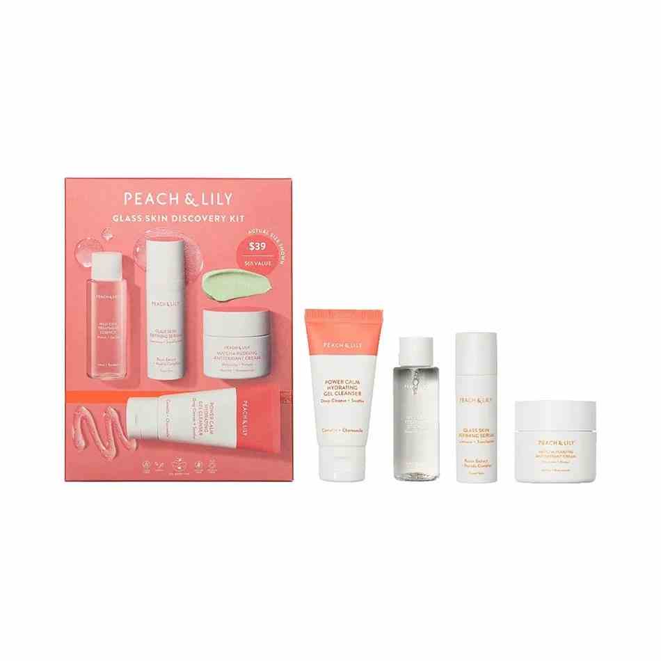 Peach & Lily Glass Skin Discovery Kit Pfirsichschachtel mit vier weißen Hautpflegeflaschen auf weißem Hintergrund