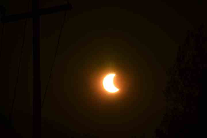 Eine partielle Sonnenfinsternis ist in Srinagar, Indien zu sehen.  In der Stadt wurde eine maximale Obstruktion der Sonnenscheibe bei 55% beobachtet.