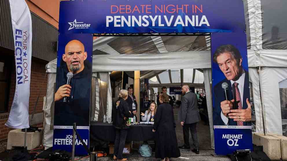 FOTO: Medienvertreter bereiten sich darauf vor, über die Debatte im Senat von Pennsylvania zwischen dem demokratischen Kandidaten John Fetterman und dem republikanischen Kandidaten Mehmet Oz in Harrisburg, Penn., am 25. Oktober 2022 zu berichten.