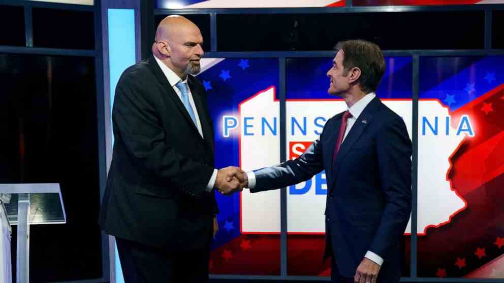 FOTO: Ein von abc27 zur Verfügung gestelltes Handout-Foto zeigt den demokratischen Kandidaten Lt. Gov. John Fetterman (L) und den republikanischen Senatskandidaten von Pennsylvania, Dr. Mehmet Oz (R), die sich vor ihrer Debatte in Harrisburg, Penn., am 25. Oktober 2022 die Hände schütteln .