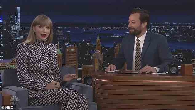 Eine Tour necken: Taylor hat Hinweise fallen lassen, dass sie 2023 auf eine Welttournee gehen wird, um Midnights zu promoten.  „Ich vermisse es wirklich“, sagte sie Jimmy Fallon am Dienstag in der „Tonight Show“.  