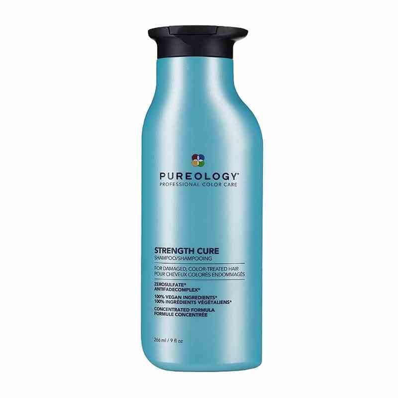 Eine hellblaue Flasche des Pureology Strength Cure Sulfate Free Shampoo auf weißem Hintergrund