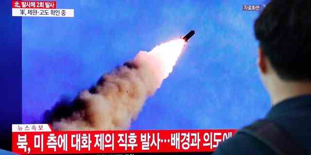 Menschen schauen sich am Dienstag, den 10. September 2019, während einer Nachrichtensendung am Bahnhof Seoul in Seoul, Südkorea, einen Fernseher an, auf dem ein Dateibild des Raketenstarts Nordkoreas zu sehen ist. 