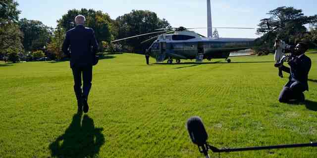 Präsident Joe Biden geht am Donnerstag, den 20. Oktober 2022 auf dem South Lawn des Weißen Hauses an Bord von Marine One.