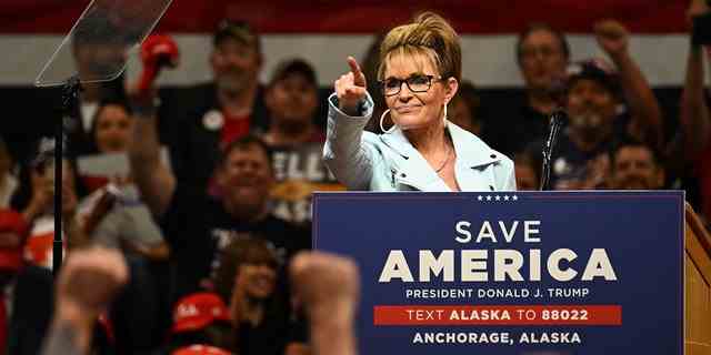 Die Kandidatin des US-Repräsentantenhauses, Sarah Palin, spricht auf der Bühne während einer "Rette Amerika" Kundgebung vor dem ehemaligen US-Präsidenten Donald Trump in Anchorage, Alaska am 9. Juli 2022. 