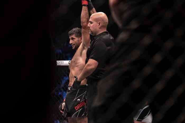 Beneil Dariush (rote Handschuhe) besiegt Mateusz Gamrot (blaue Handschuhe) während UFC 280 in der Etihad Arena.