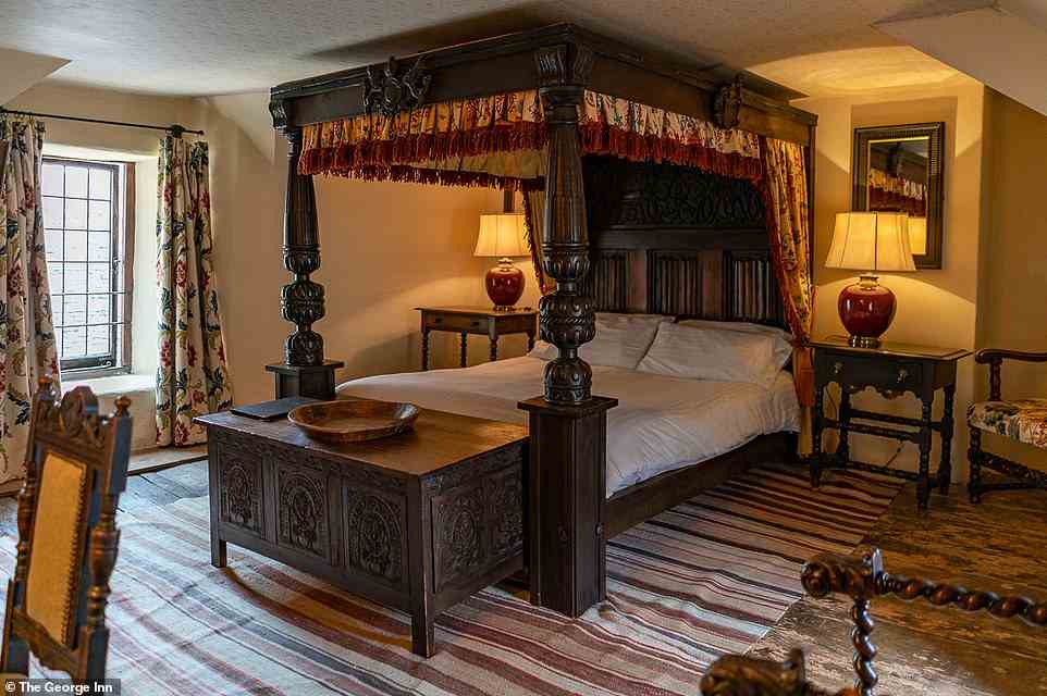 Das Gasthaus verfügt über acht Gästezimmer, die mit antiken Möbeln und antiken Wandbehängen gefüllt sind.
