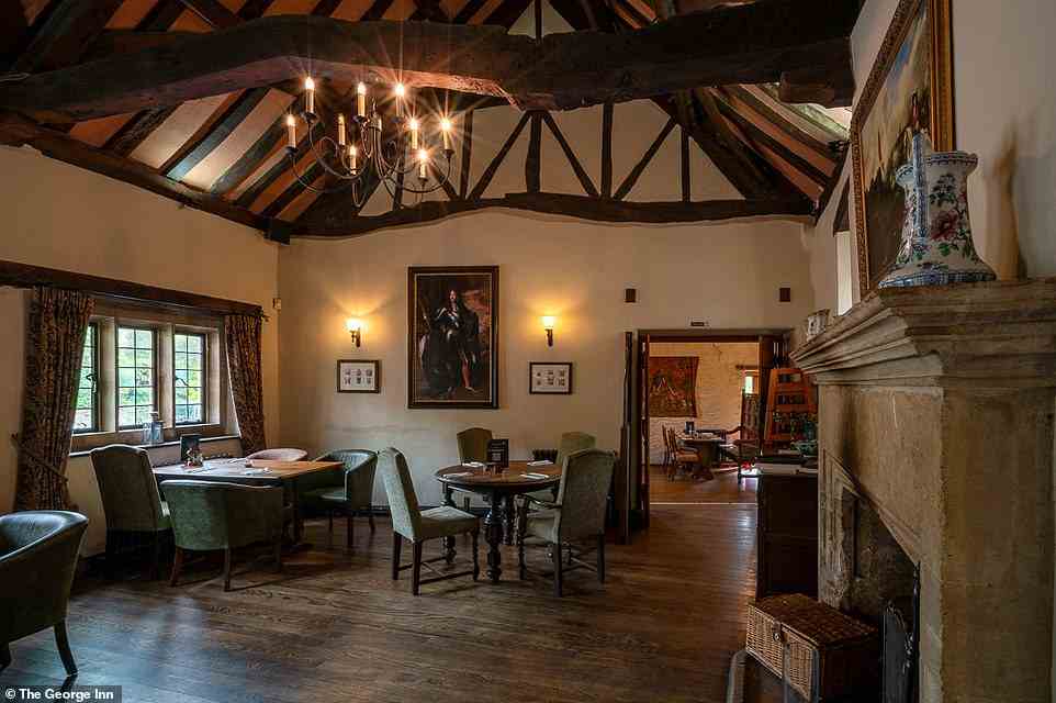 Darüber befindet sich der Speisesaal aus dem 16. Jahrhundert, in dem lokale, saisonale Speisen wie Muscheln aus dem Fluss Fowey und Hummus aus Evesham-Rote Beete serviert werden