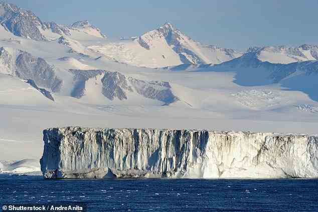 Das Flusssystem mündet unter einem schwimmenden Schelfeis ins Meer – ein Gletscher, der sich vom Land aus erstreckt und genügend Auftrieb hat, um auf dem Meerwasser zu schwimmen.  Im Bild: Schelfeis in der Antarktis (Archivbild)