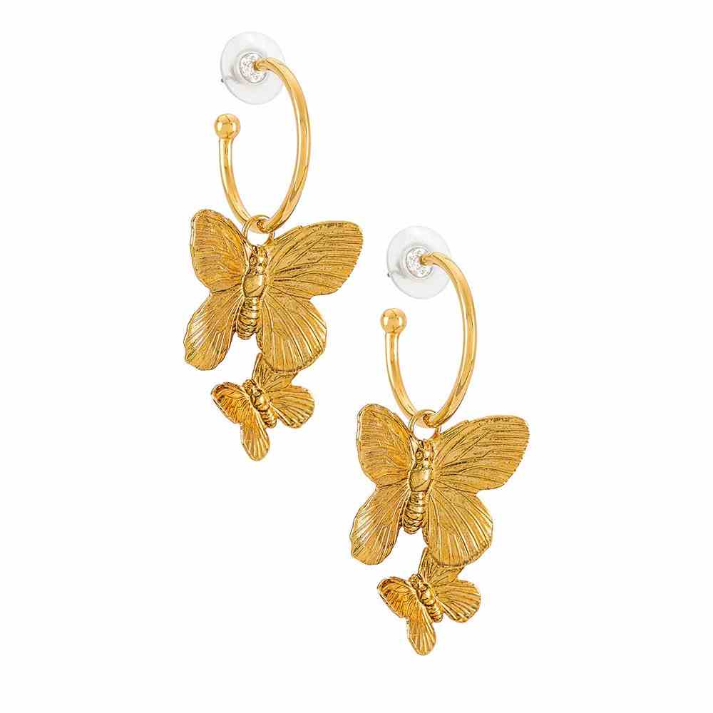 Jennifer Behr Brynn Hoop Ohrringe goldene Creolen mit goldenen Schmetterlingskugeln, die an ihnen auf weißem Hintergrund hängen