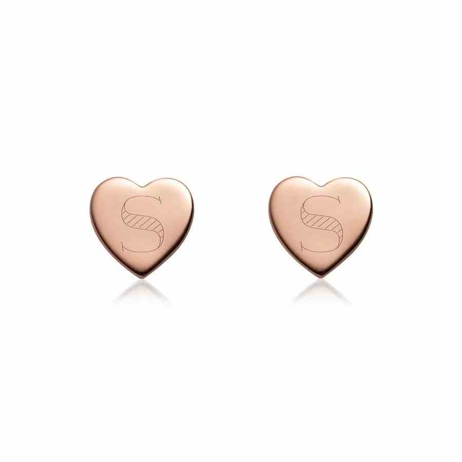 Abbott Lyon Luxe Herz-Ohrstecker Roségoldene Herz-Ohrstecker mit eingraviertem „S“ auf weißem Hintergrund