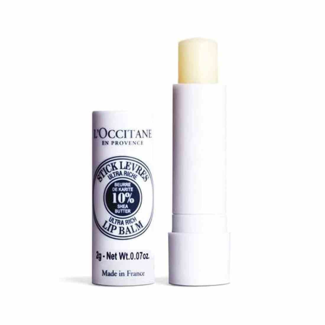 L'Occitane Ultra-Rich Shea Butter Nourishing Lip Balm, weiße Drehtube mit angelehnter Kappe auf weißem Hintergrund
