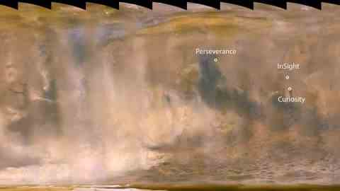 Die beigen Wolken sind ein kontinentaler Staubsturm, der am 29. September vom Mars Reconnaissance Orbiter aufgenommen wurde. Die Orte der Perseverance-, Curiosity- und InSight-Missionen sind ebenfalls gekennzeichnet.
