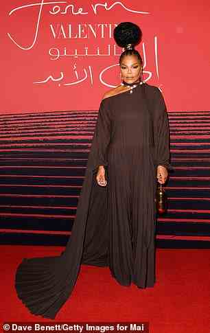 Stil: Zu ihr gesellte sich Janet Jackson, 56, die ein braunes Kleid trug