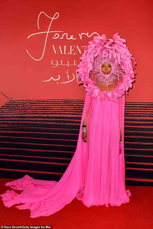 Auffällig: Naomi Campbell trug ein rosa Kleid mit einem aufwendigen Kopfschmuck, als sie ihr Outfit zeigte