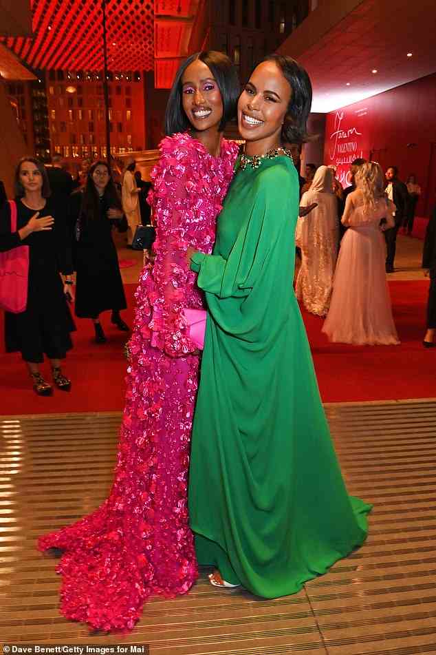 Freunde: Chanel Ayan und Sabrina posierten am Donnerstag gemeinsam für ein süßes Foto beim Mode-Event in Katar