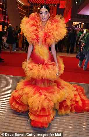 Mutiger Look: Neelam Gill trug ein gefiedertes orangefarbenes Kleid