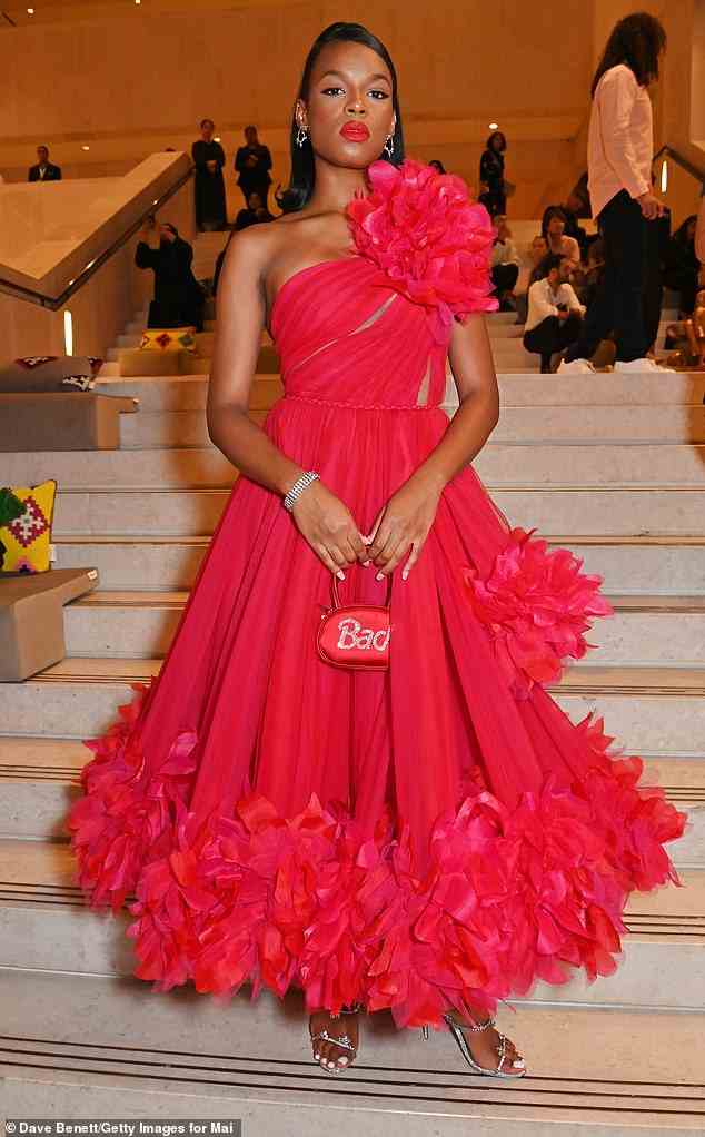 Wow!  Model Didi Stone sah unglaublich aus in einem gefiederten roten Kleid, das sie mit silbernen Absätzen kombinierte, um ihre Größe zu steigern
