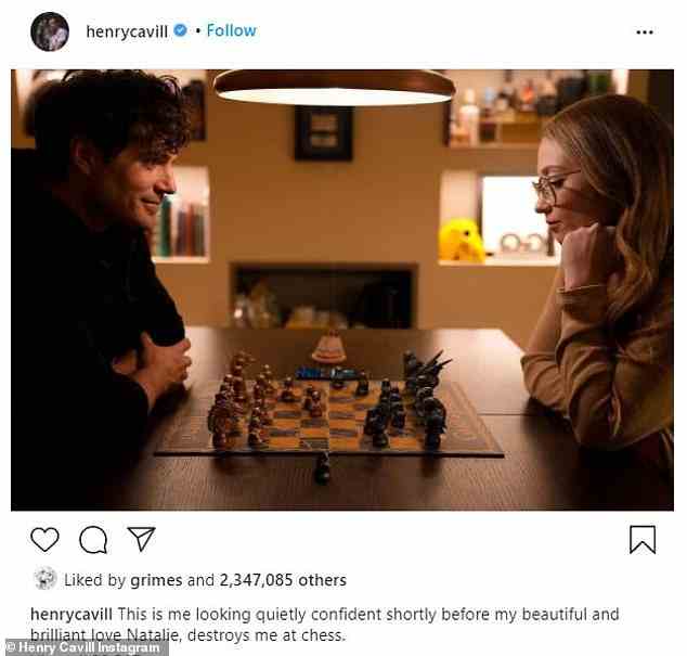 Instagram-Beamter: Der Superman-Schauspieler bestätigte, dass er letztes Jahr im April auf Instagram mit einem entzückenden Schachfoto und einer Bildunterschrift mit Natalie zusammen war