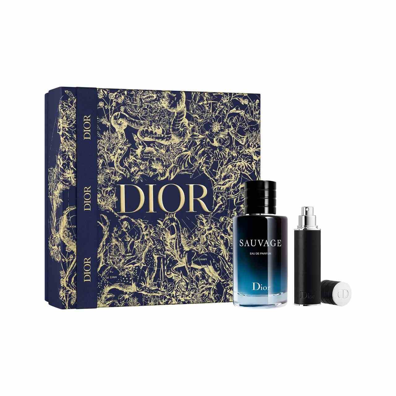 Dior Sauvage Parfum Set blaue Parfümflasche in voller Größe, schwarzes Parfüm in Reisegröße und marineblaue Schachtel mit goldenen Details auf weißem Hintergrund