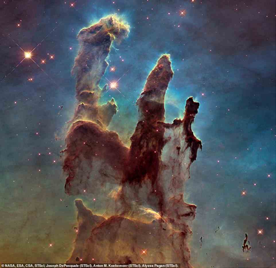 Das vorherige Bild der kosmischen Formation wurde vom Hubble-Teleskop im Jahr 2014 aufgenommen, das Sterne als leuchtend rote Kugeln zeigt und der dicke Staub undurchsichtiger aussieht