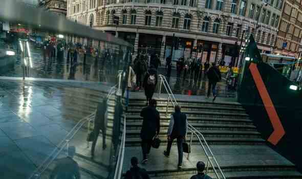 Morgendliche Pendler verlassen den Bahnhof Liverpool Street in der City of London