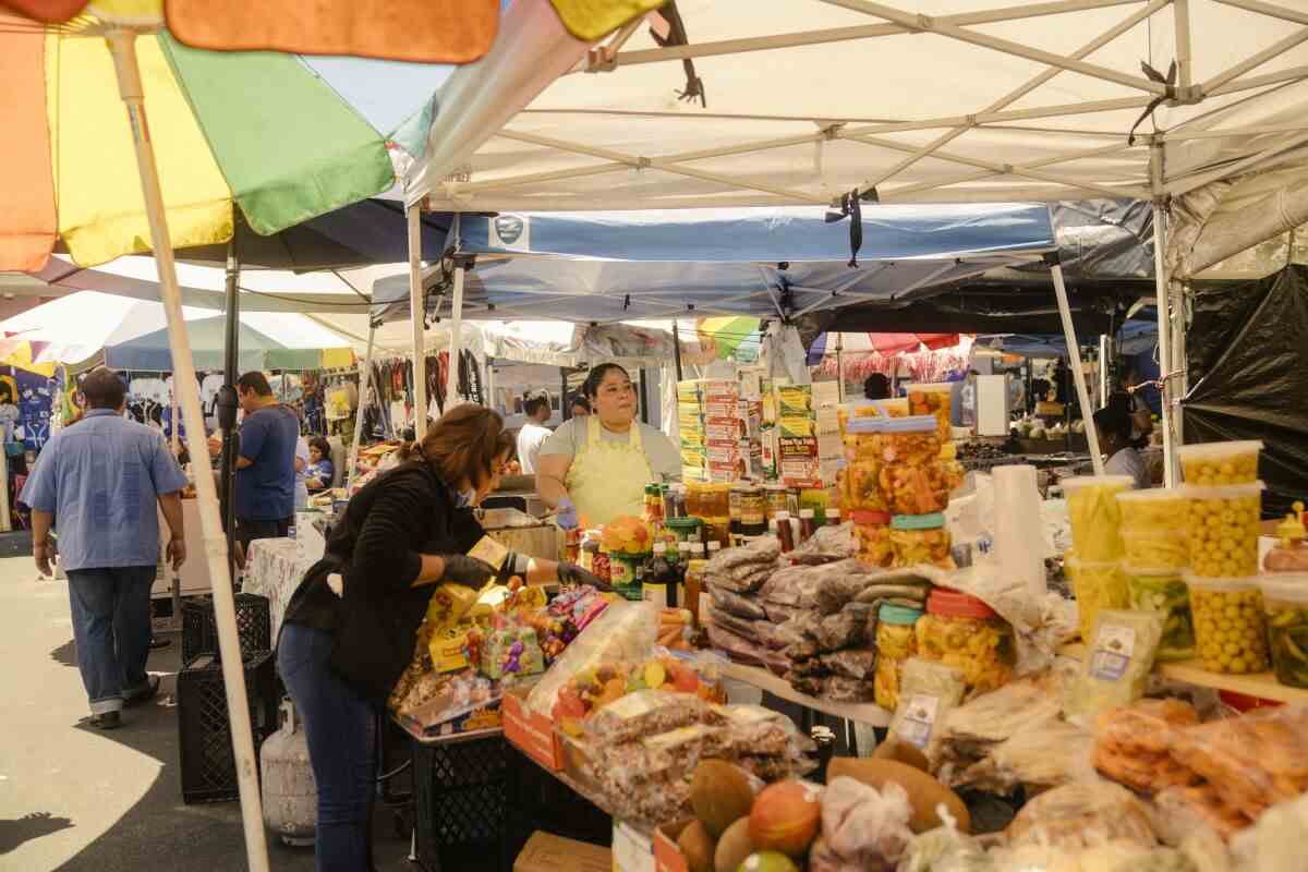 Verkäufer auf dem salvadorianischen Streetfood-Markt auf dem Parkplatz des Two Guys Plaza entlang der Vermont Avenue zahlen eine monatliche Miete 